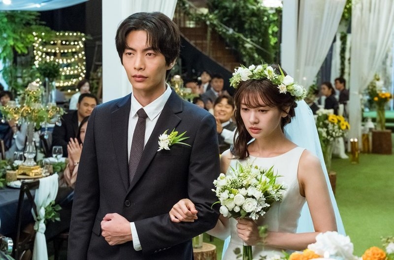 有網民表示想和女友裸婚,遭到父母反對。