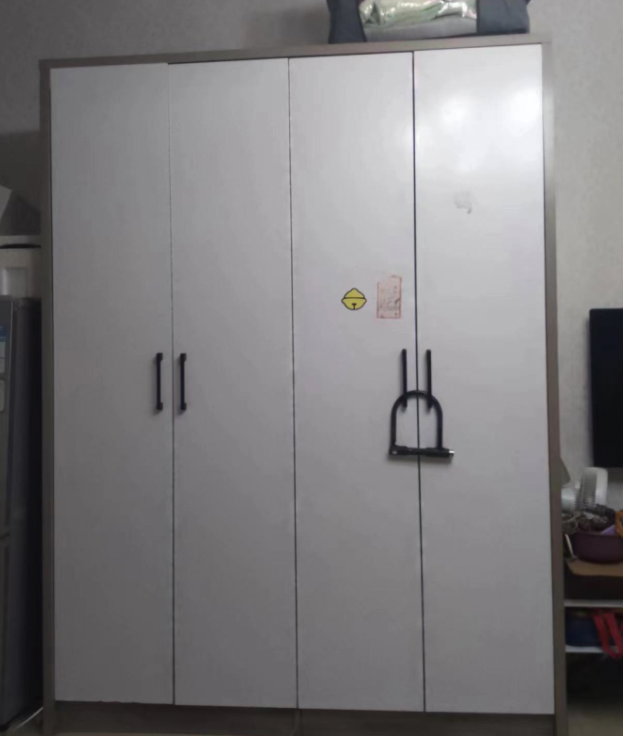 男童特地用鎖單車鎖把衣櫃門緊緊鎖起來。