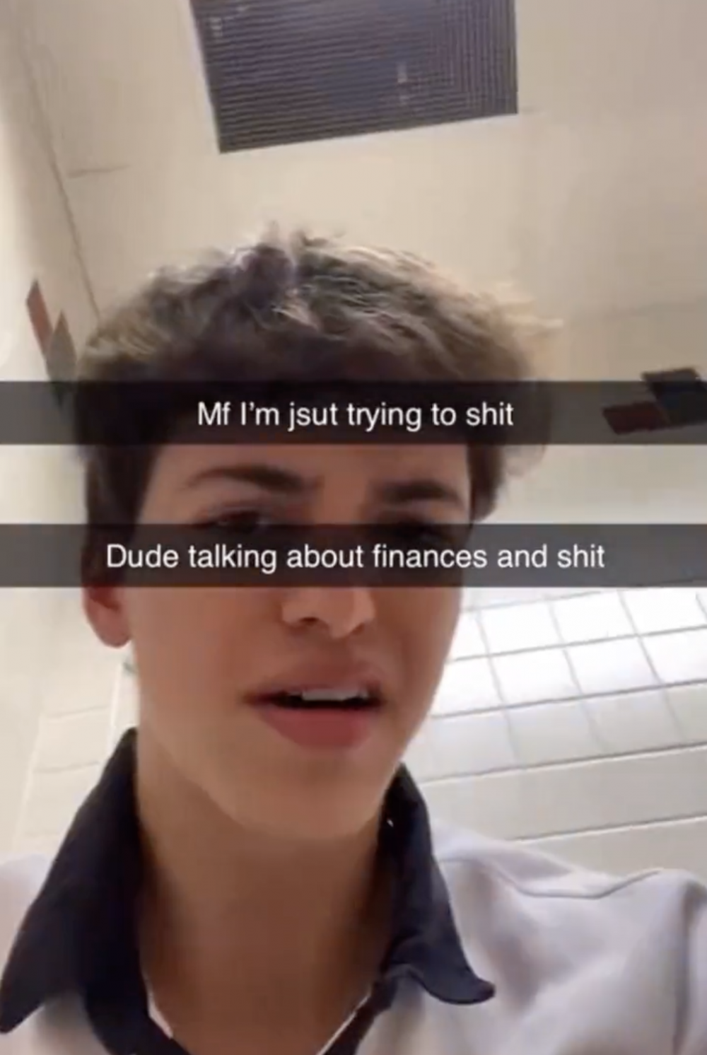 美國一間高校的學生上廁所之際，發現隔壁有學生在開會。