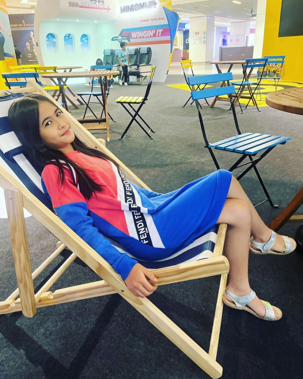 一名頑童惡作劇拉開Puteri的椅子，導致其下半身重傷骨折。