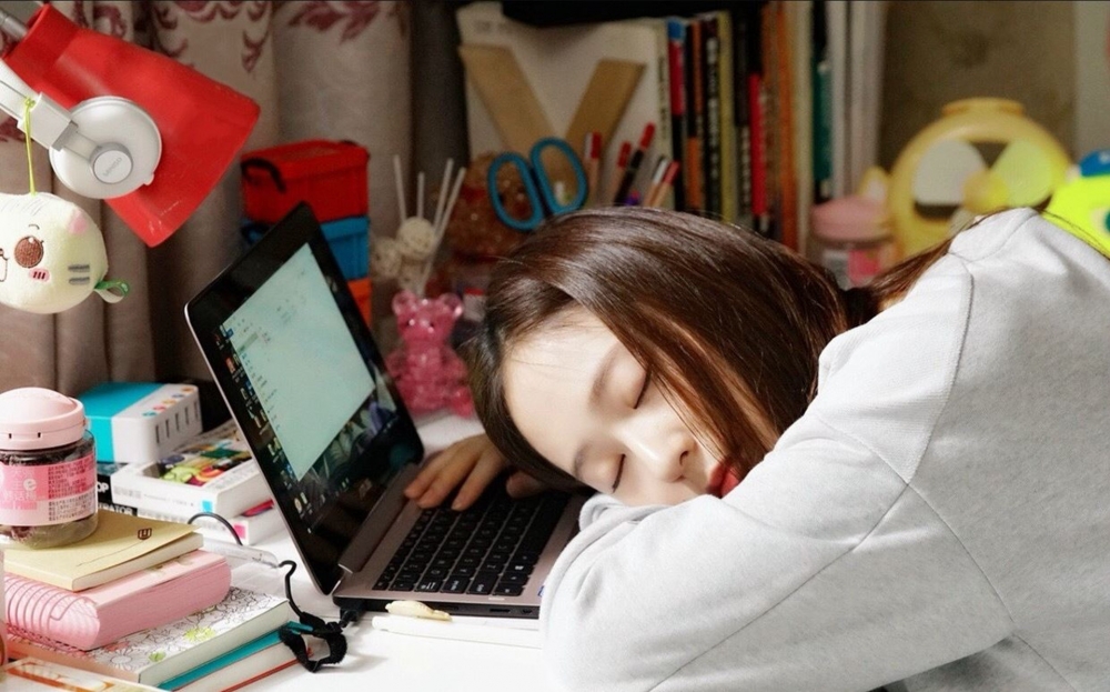 很多人對計劃表示不滿，但政府依然堅持，甚至把實施範圍擴大至當地其他教育機構。