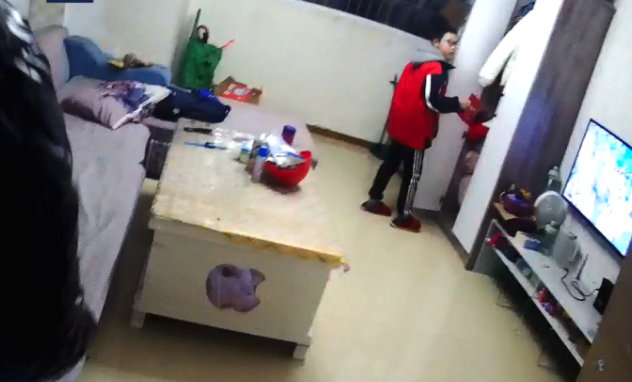 男童回到家後怕會有小偷，於是將這袋貴重「黃金」先放在衣櫃。