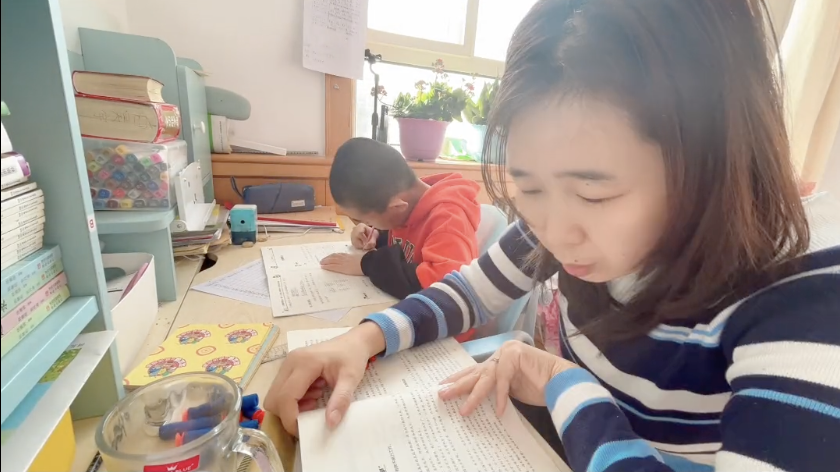 張艷翠會陪著孩子一起學習。