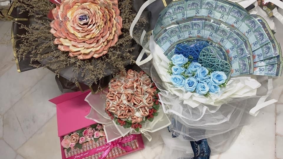 來自馬來西亞人妻表示，老公送了3束真銀紙做的花束。