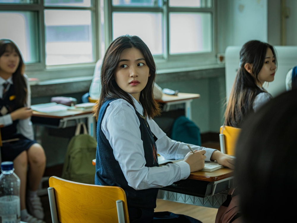 中一女學生認識了幾個新朋友，但對方沒有真心對待自己，更把自己當成提款機。