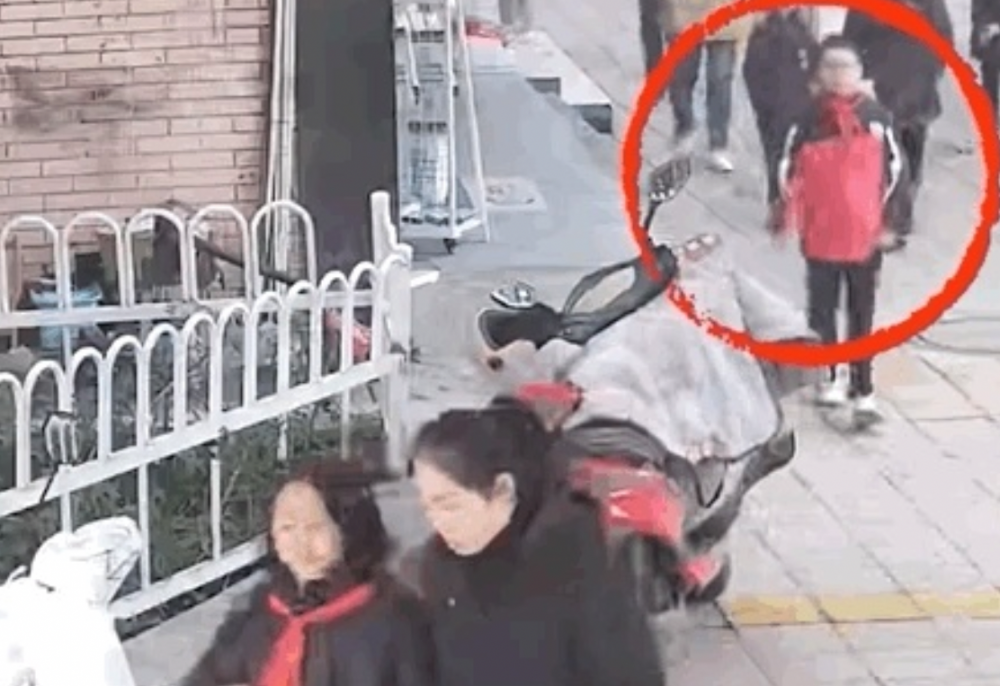 一名10歲小學生在放學回家的路上，發現一個略為沉重的紙袋，打開後發現裏面全是金飾。