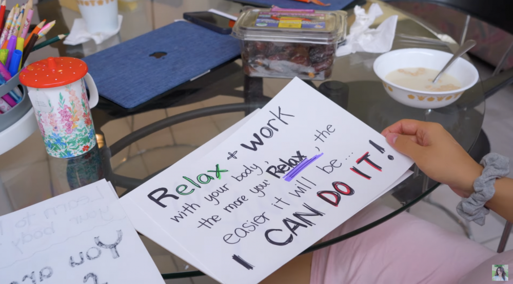 Linda不停寫字畫畫,分散注意力。