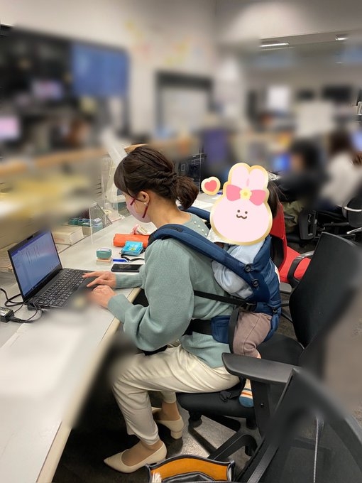 該名主播媽媽邊返工邊照顧孩子。