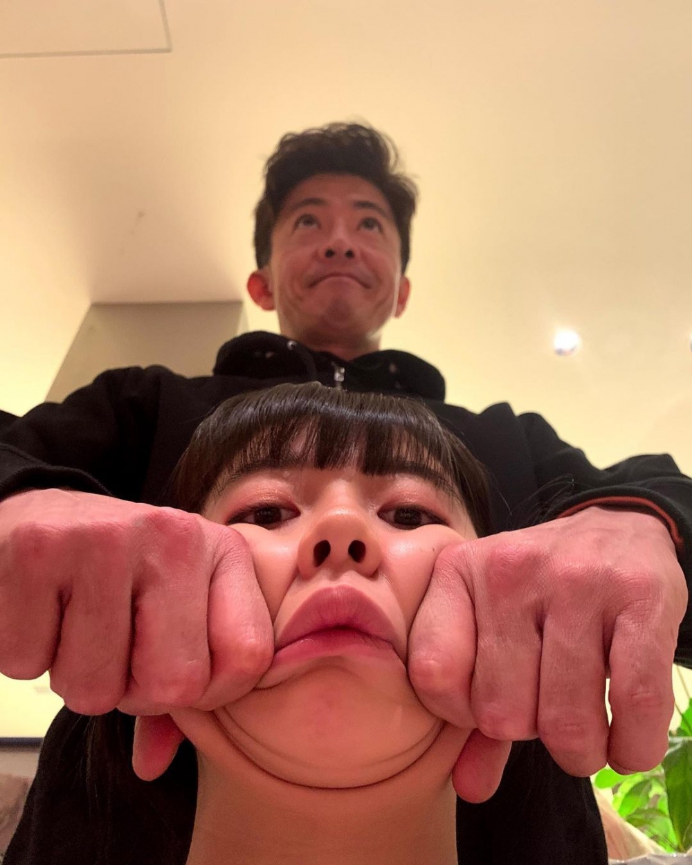 搞怪的父女倆。