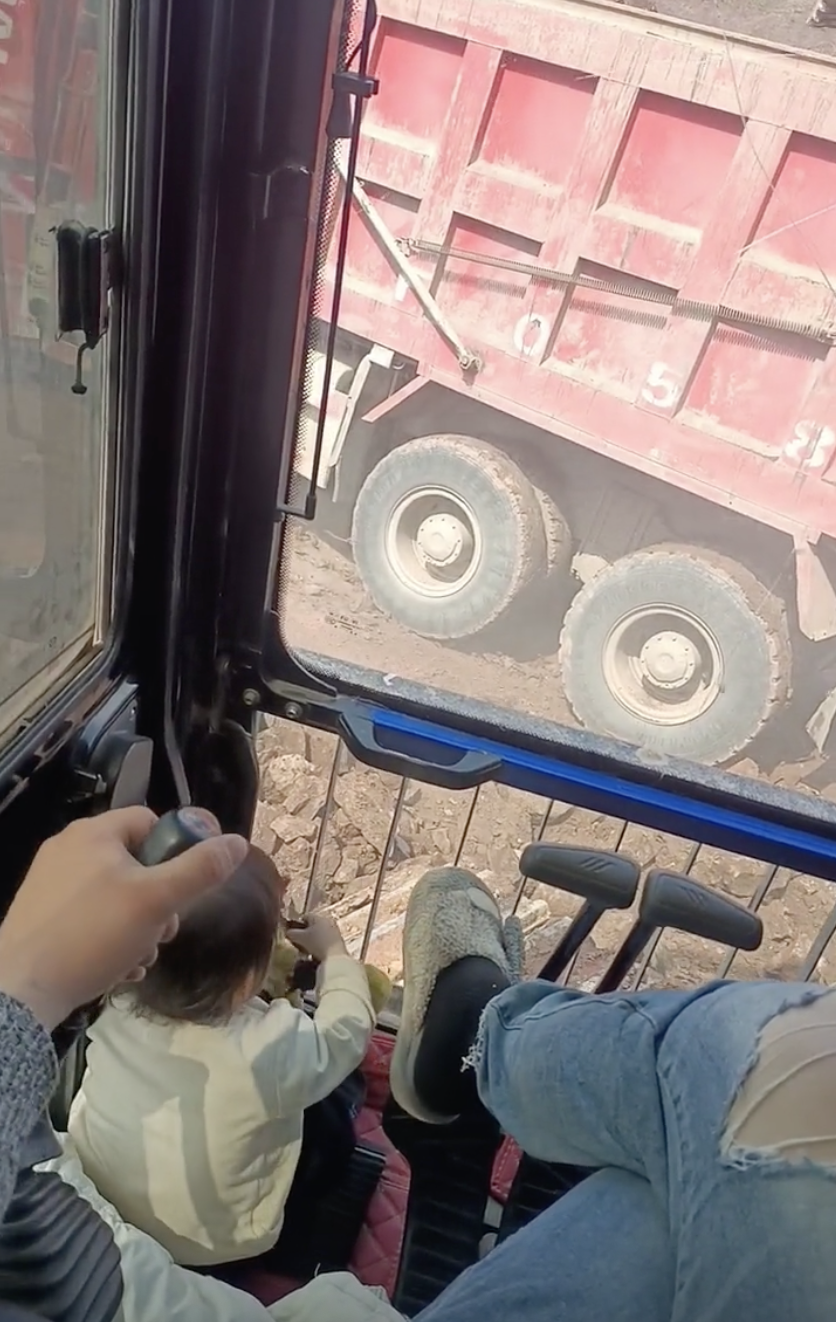 女兒會乖乖在旁邊看爸爸工作。