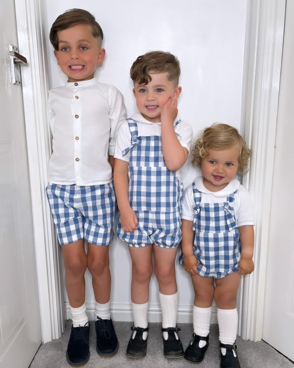 三人均遺傳父母的深邃長相。