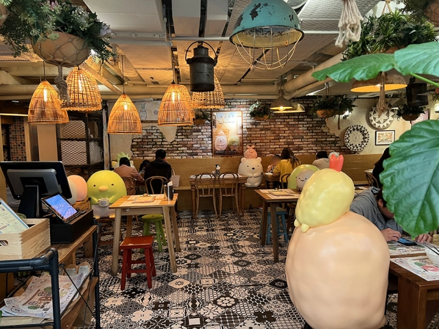 有炸豬扒、炸蝦尾、貓、白熊、企鵝等陪住食飯