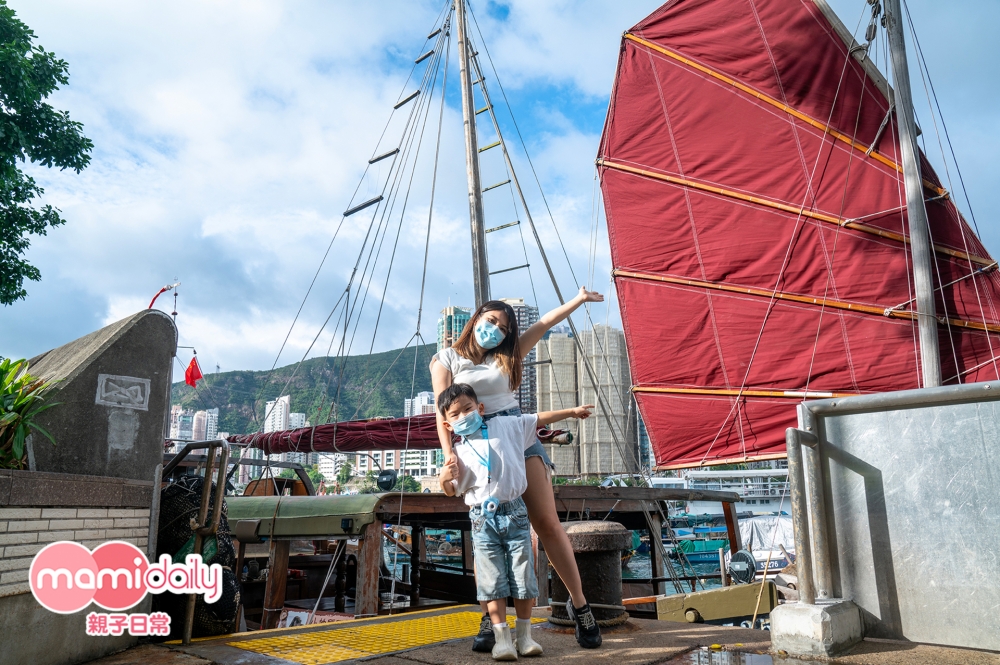 路線二：大人和小朋友坐在中式帆船上感受南區奇山怪石的美態。